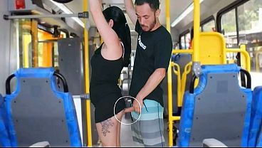 Morena tateando no &ocirc_nibus